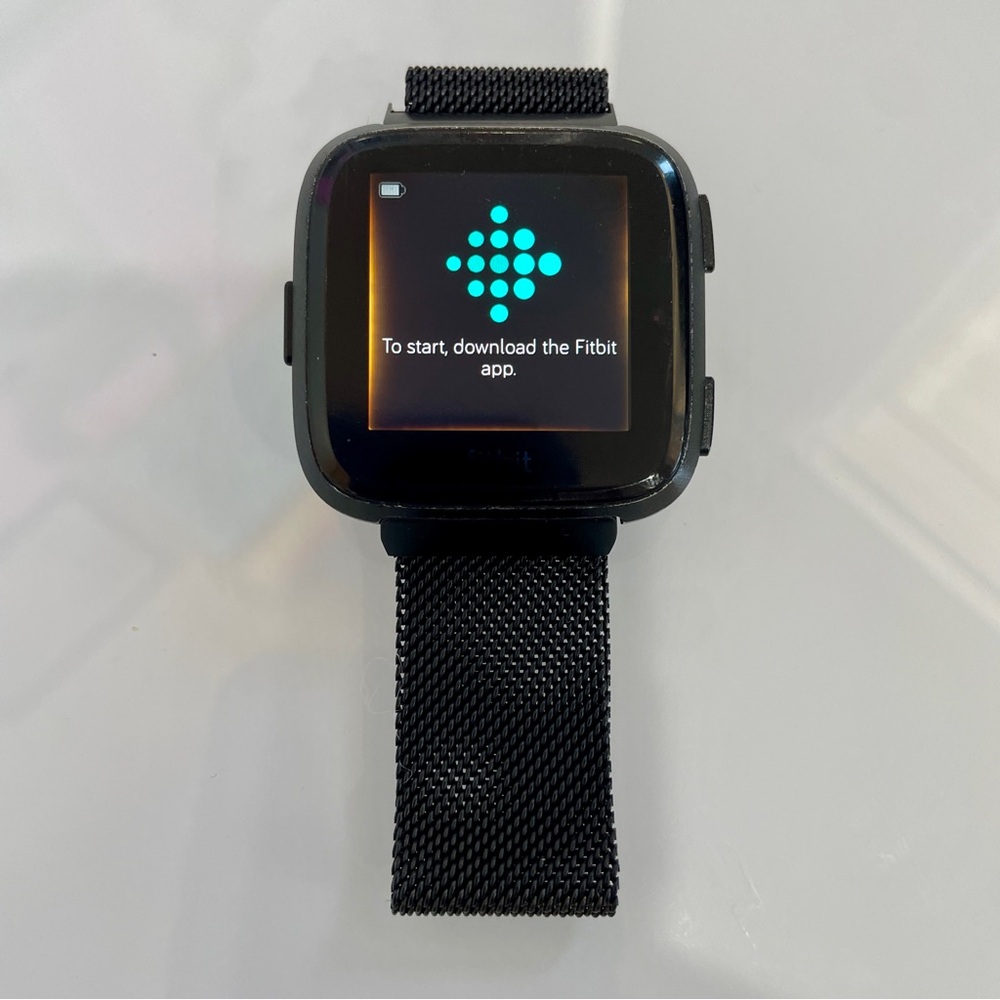 Fitbit Versa Black Smartwatch with Sleek Design and Vibrant Display